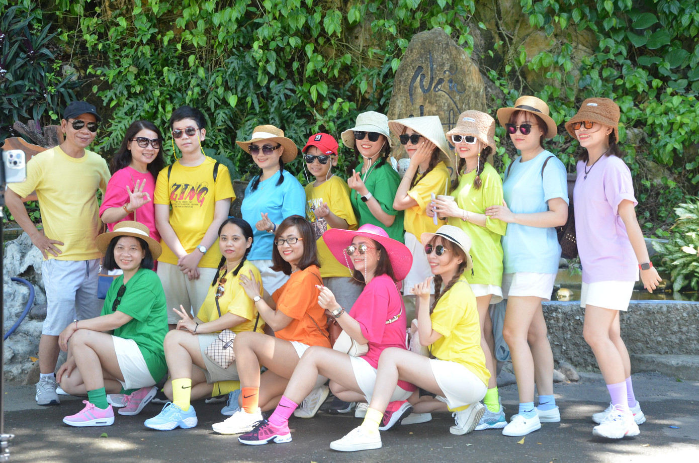 Đoàn du khách chụp hình lưu niệm trước cổng di tích Ngũ Hành Sơn. Đoàn du khách chụp hình lưu niệm trước cổng di tích Ngũ Hành Sơn.