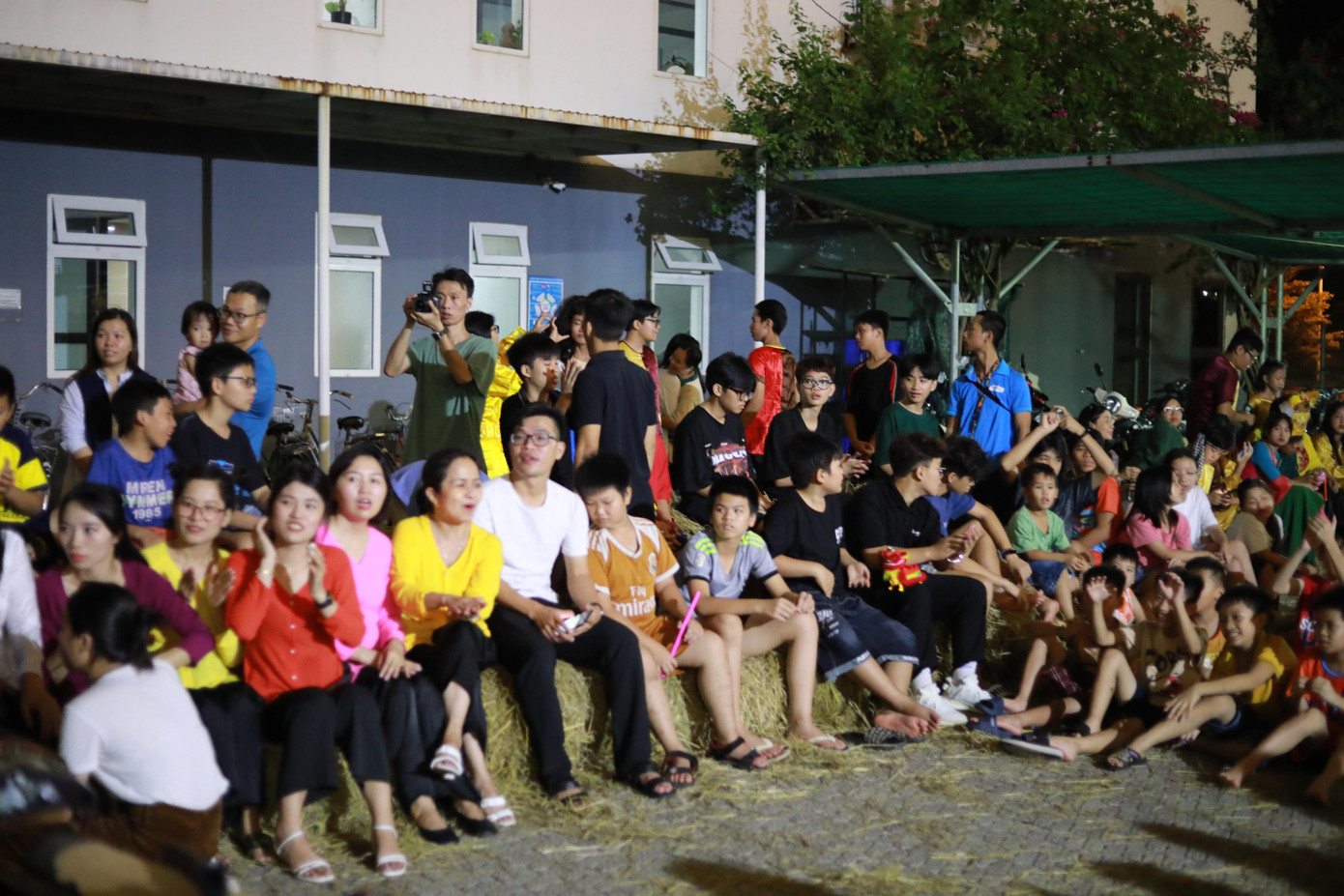 Trong hội trăng rằm, các em quây quần bên nhau vui vẻ thưởng thức các tiết mục do chính bạn bè trong trường thể hiện. Cuối chương trình, đội nào có phần thể hiện xuất sắc sẽ có quà, là những gói bánh, quà lưu niệm.