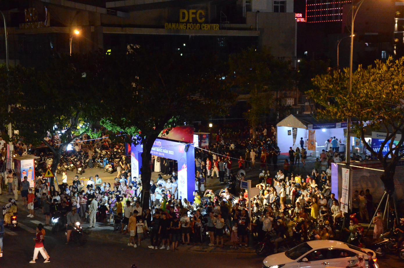 Du khách đứng góc đường Trần Hưng Đạo.