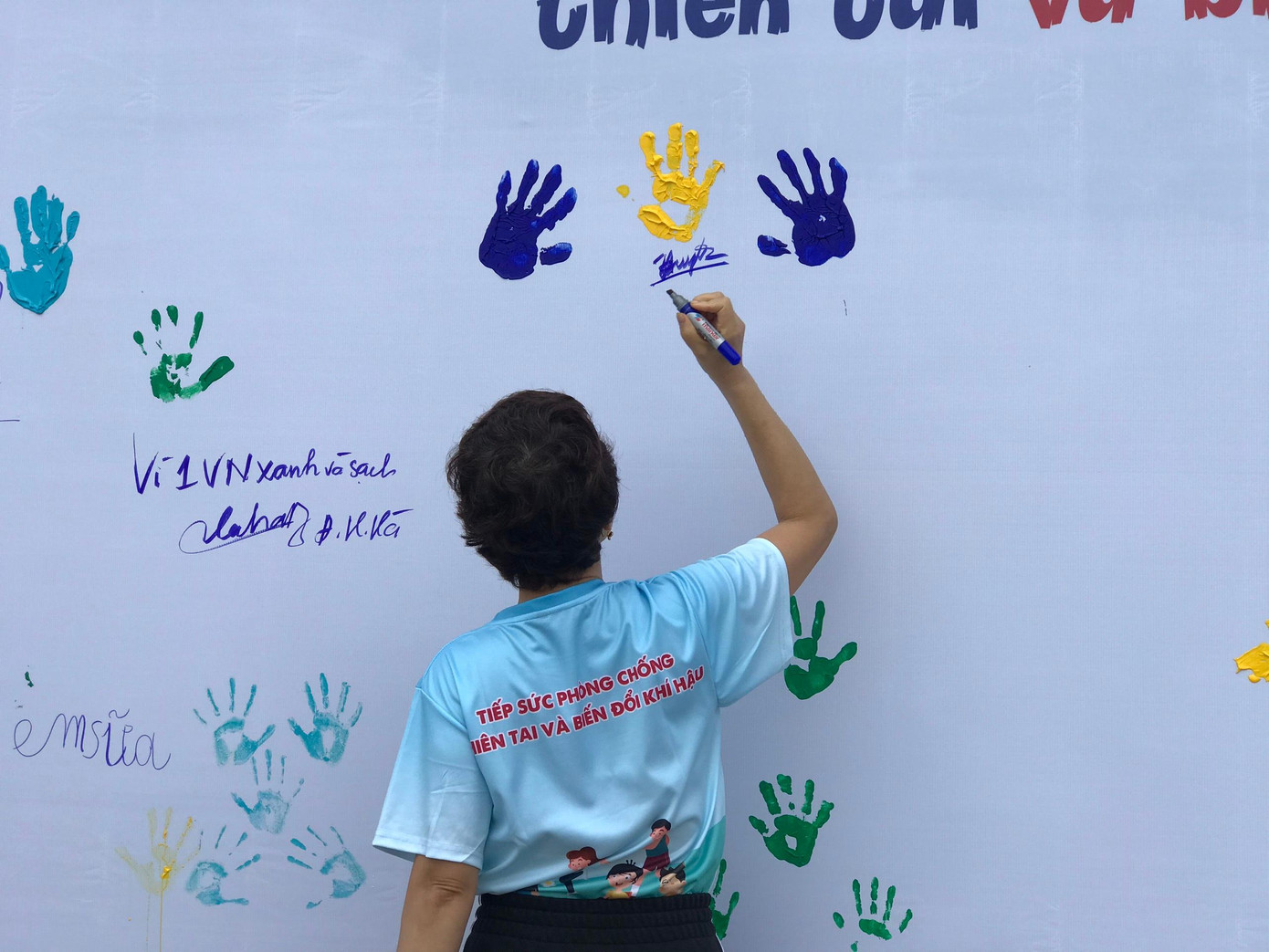 Nhiều bạn trẻ kí tên, in bàn tay dính sơn và gửi đến thông điệp của mình nhằm lan tỏa tinh thần 'Vì một Việt Nam xanh".