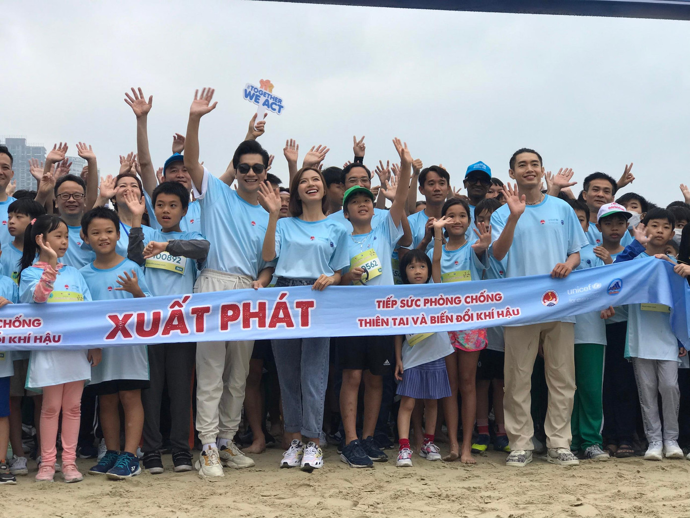 Ngoài 1.000 VĐV tham gia, còn có 3 đại sứ truyền thông nổi tiếng như MC Công Tố; diễn viên Ngọc Huyền và vũ công Quang Đăng tham gia đường chạy 'Vì một Việt Nam xanh'.