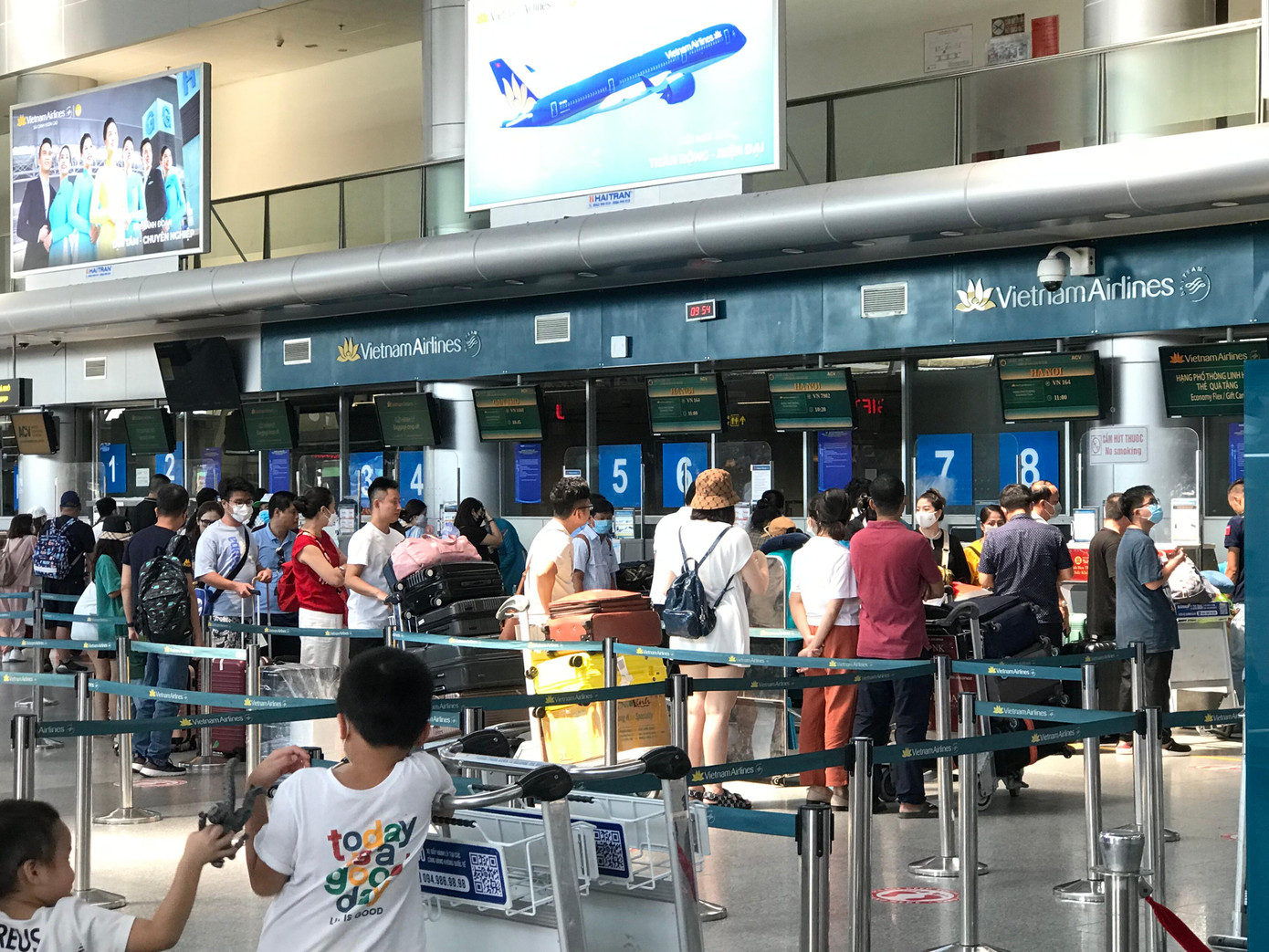 Dòng người nối đuôi nhau check-in tại cửa an ninh khu vực sân bay nội địa Đà Nẵng.