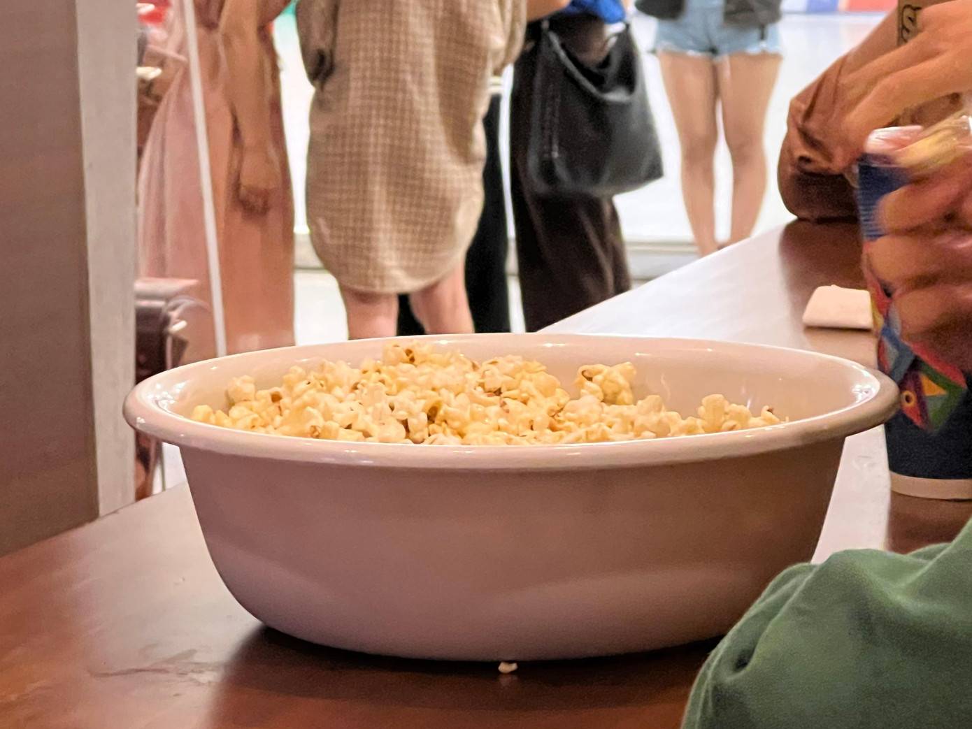 Biết tin nhận bỏng ngô miễn phí, nhiều người đã sắm ngay nhiều vật dụng để tham gia sự kiện.