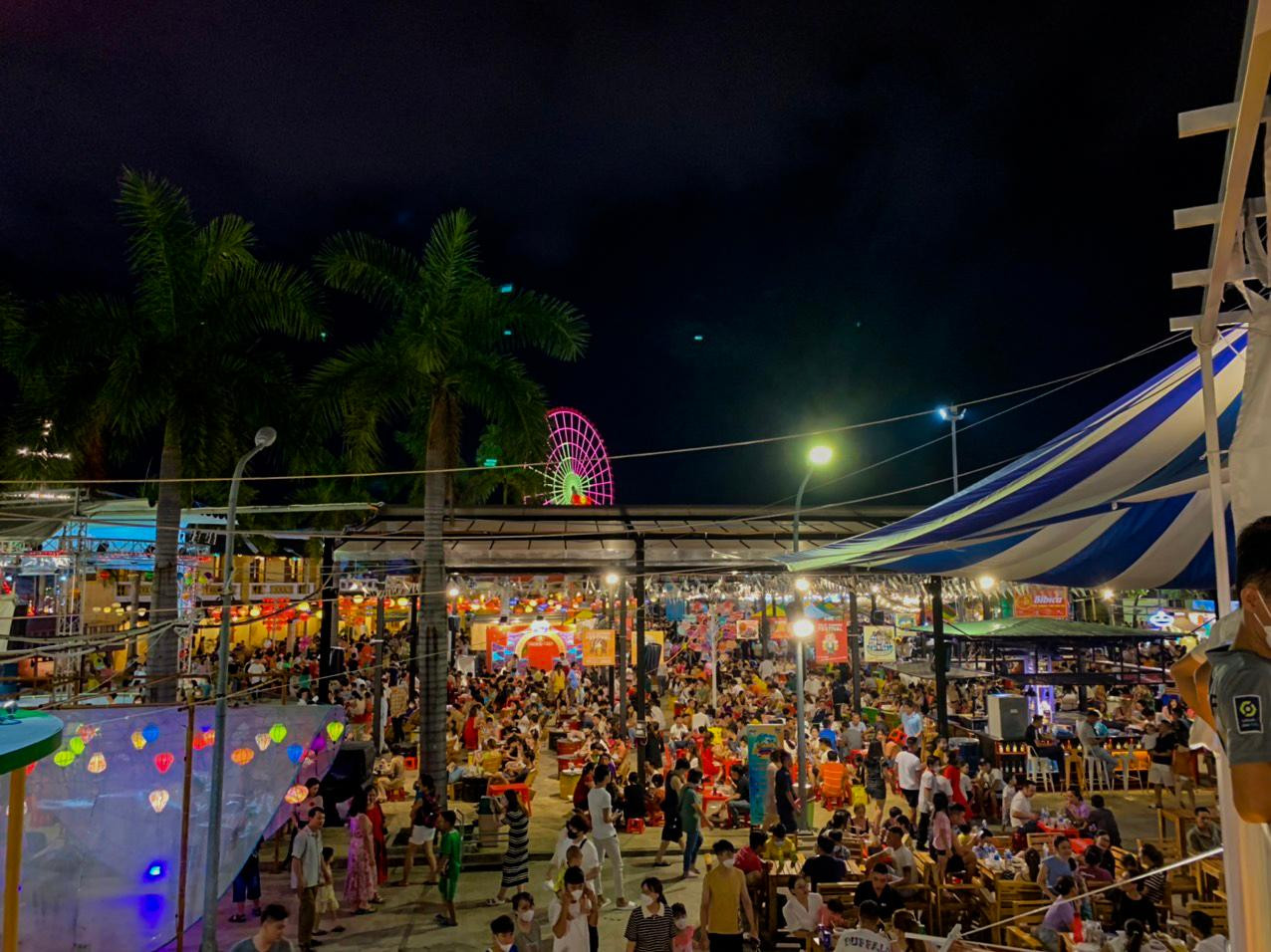 Chợ đêm Helio có không gian lớn, thoáng mát, đồ ngon thu hút du khách. Bên cạnh đó, chợ đêm còn có chương trình âm nhạc với các ca sĩ trẻ hát phục vụ du khách khi tới đây.