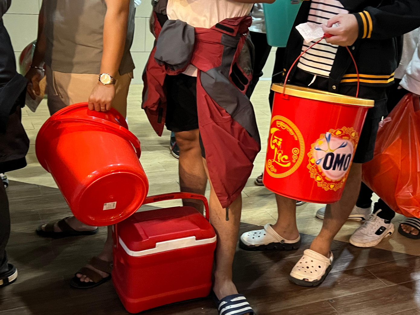 Muôn vàn vật dụng người xem phim mang theo để đựng bỏng ngô.