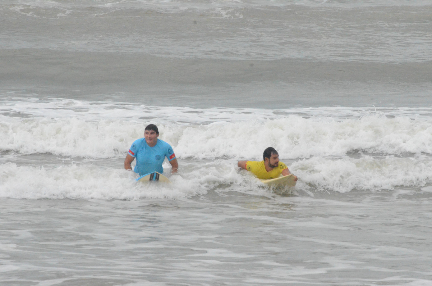 Trước giờ dự thi, nhiều VĐV đã có mặt tại bãi biển Mỹ An từ sớm để có cơ hội luyện tập và làm quen với địa hình cũng như các con sóng nơi đây. Ảnh: Thái Lâm. Trước giờ dự thi, nhiều VĐV đã có mặt tại bãi biển Mỹ An từ sớm để có cơ hội luyện tập và làm quen với địa hình cũng như các con sóng nơi đây. Ảnh: Thái Lâm.