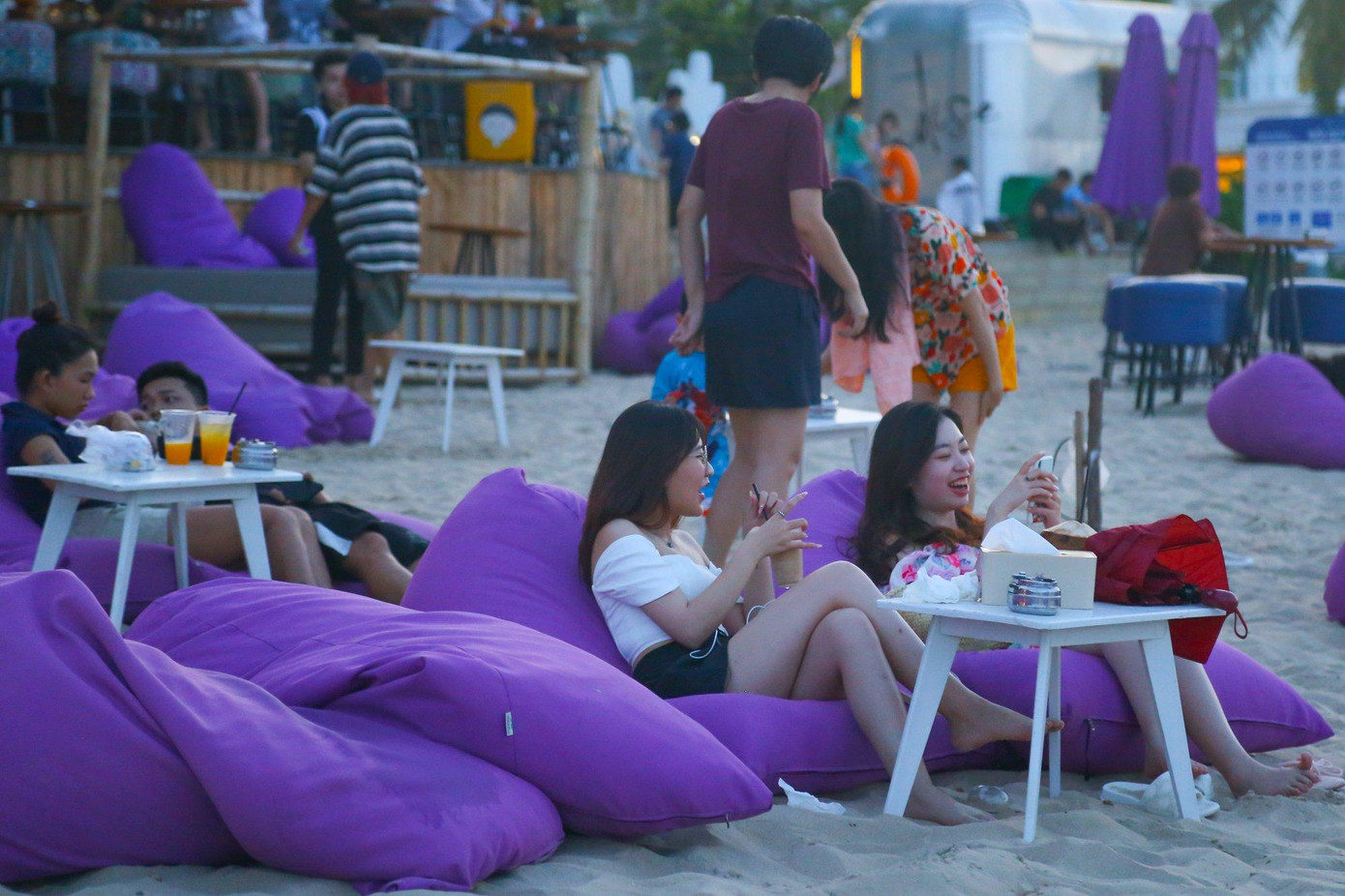 Vì lượng người tắm biển đông nên nhiều du khách lựa chọn nằm ghế lười tại quán cà phê trên cát tận hưởng gió biển.