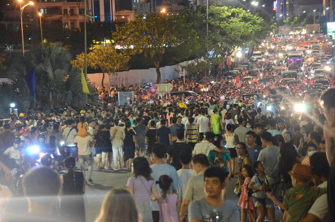 Hàng ngàn du khách chen chúc ra về khi cầu Rồng phun lửa, phun nước kết thúc.