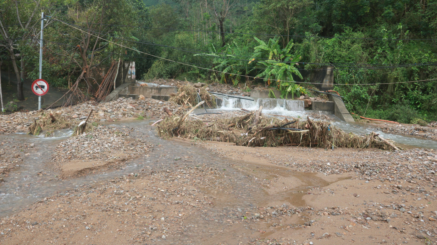 Hiện trường sạt lở khối lượng đất đá lên đến hàng ngàn mét khối.