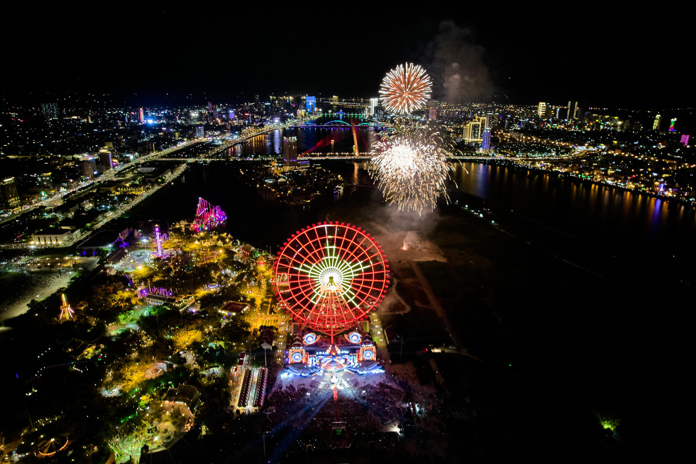 Sau nhiều tiết mục âm nhạc hấp dẫn, khán giả đã được “phiêu” trong màn pháo hoa rực rỡ kéo dài 15 phút. Màn bắn pháo hoa đầy ngoạn mục bên bờ sông Hàn đầy thơ mộng. Sau nhiều tiết mục âm nhạc hấp dẫn, khán giả đã được “phiêu” trong màn pháo hoa rực rỡ kéo dài 15 phút. Màn bắn pháo hoa đầy ngoạn mục bên bờ sông Hàn đầy thơ mộng.