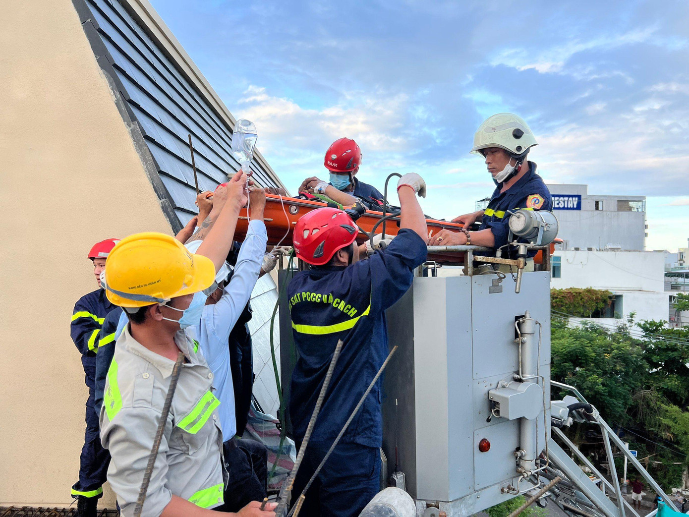 Lực lượng chức năng đã tiếp cận hiện trường, sơ cấp cứu tại chỗ và đưa các nạn nhân xuống bằng phương tiện cứu hộ.