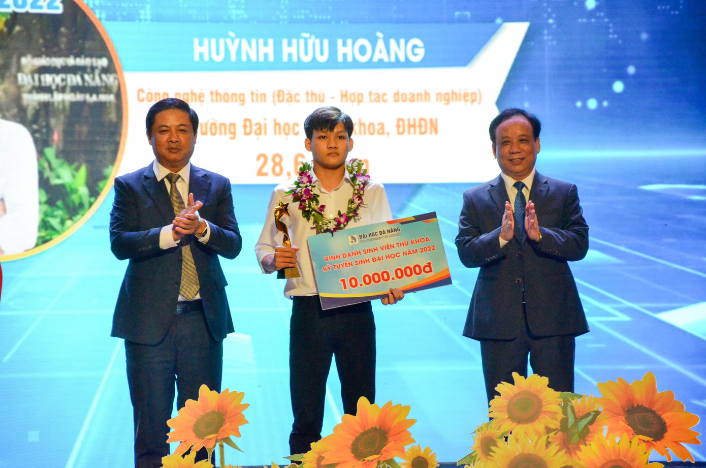 Chủ tịch HĐND TP Đà Nẵng, Giám đốc ĐH Đà Nẵng vinh danh 9 sinh viên thủ khoa tại buổi lễ. Ảnh: Thái Lâm.