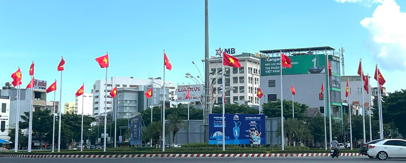 Tại các điểm giao cắt ở ngã tư, vòng xuyến được trang hoàng những pano cỡ lớn, cờ Đảng, cờ Tổ quốc.