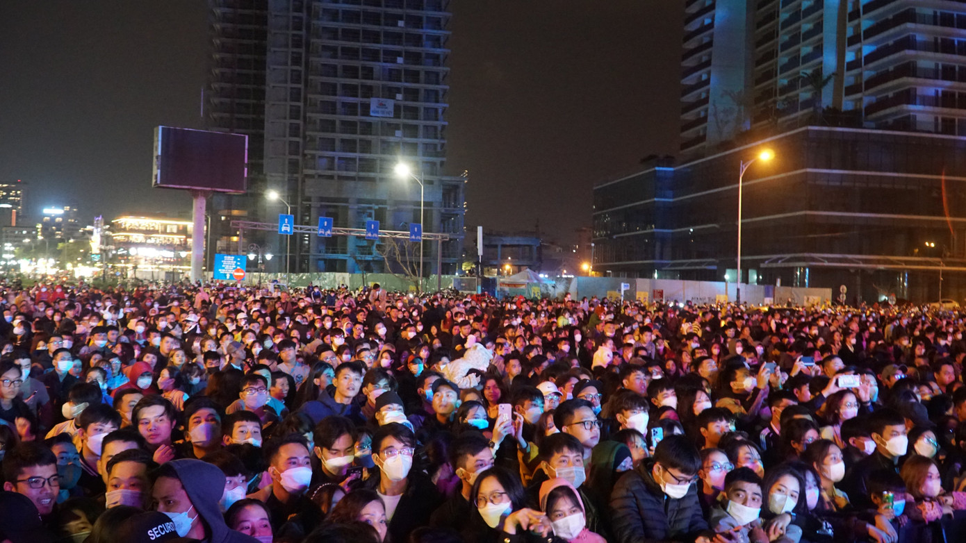 Hàng chục nghìn bạn trẻ tham dự 2 chương trình countdown lớn nhất Đà Nẵng tại Công viên Biển Đông và dưới chân Cầu Rồng (quận Sơn Trà). Ảnh: Thái Lâm Hàng chục nghìn bạn trẻ tham dự 2 chương trình countdown lớn nhất Đà Nẵng tại Công viên Biển Đông và dưới chân Cầu Rồng (quận Sơn Trà). Ảnh: Thái Lâm