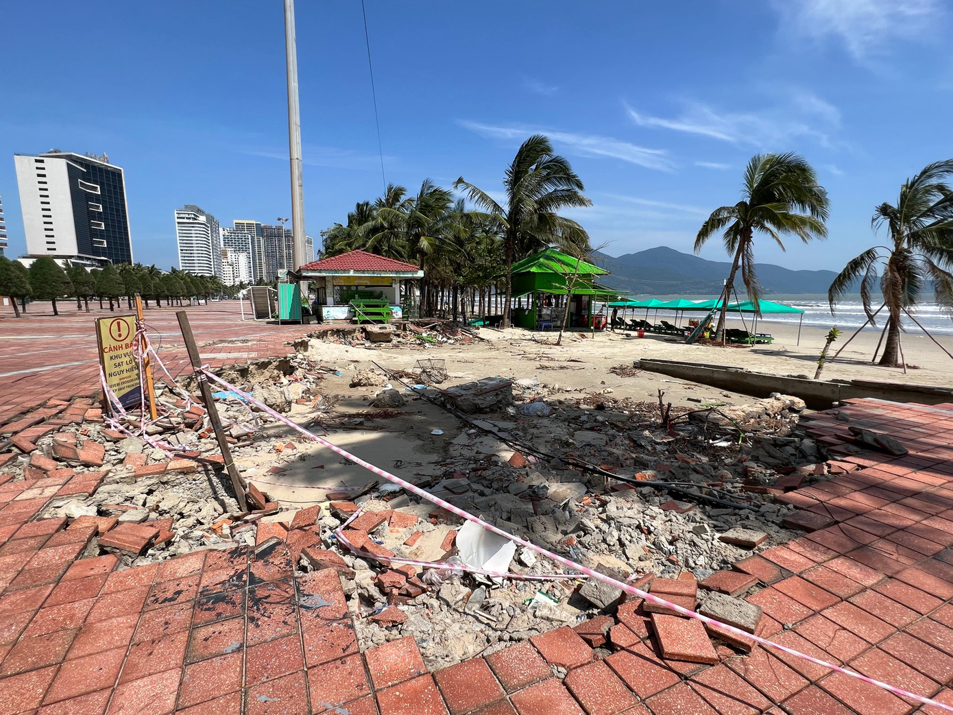 Theo ghi nhận của phóng viên, dọc tuyến đường ven biển Hoàng Sa, Võ Nguyên Giáp đã xảy ra sạt lở hết sức nghiêm trọng sau trận mưa lịch sử hôm 14/10. Hiện hố sụt lún dài gần 15m nằm sát bờ biển tại Công viên Biển Đông (quận Sơn Trà) vẫn đang khoanh vùng, giăng dây cảnh báo. Ảnh: Thái Lâm