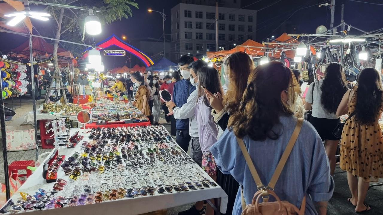 Nằm trong chuỗi kích cầu du lịch, sắp tới đây, Đà Nẵng sẽ tổ chức nhiều sự kiện, hoạt động đặc sắc để mang lại các trải nghiệm hấp dẫn, mới mẻ cho du khách. Nằm trong chuỗi kích cầu du lịch, sắp tới đây, Đà Nẵng sẽ tổ chức nhiều sự kiện, hoạt động đặc sắc để mang lại các trải nghiệm hấp dẫn, mới mẻ cho du khách.