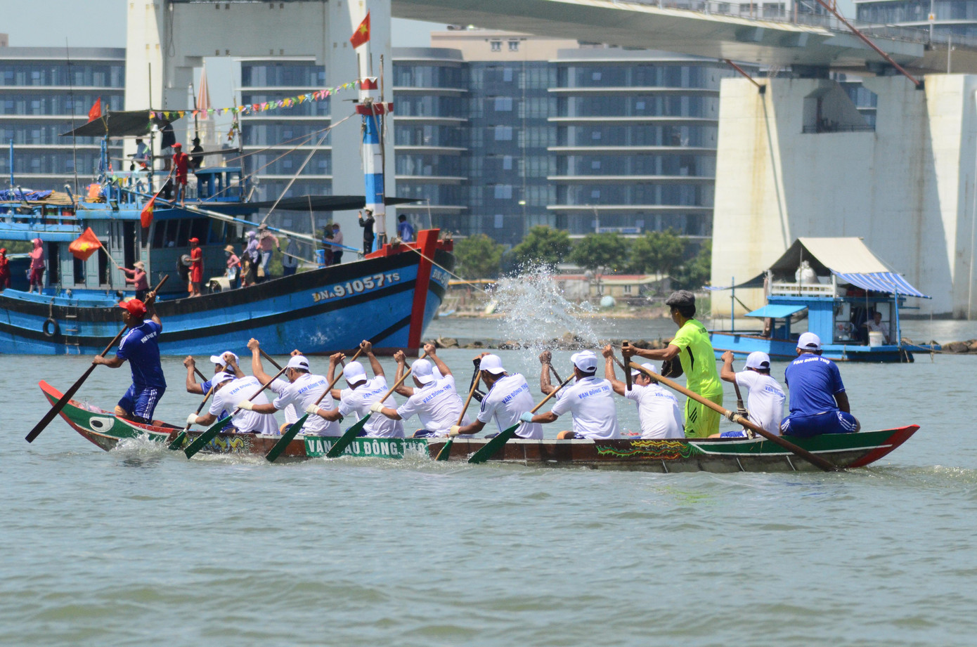 Giải đua thuyền truyền thống không những bảo tồn, phát huy các giá trị văn hóa đặc sắc của địa phương mà còn góp phần kích cầu du lịch sau thời gian dài bị ảnh hưởng của đại dịch COVID - 19. Trong ảnh: Vạn câu Đông Thọ.