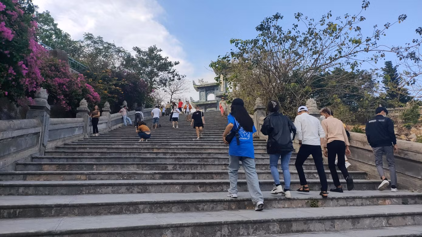 Chùa Linh Ứng đón du khách. Ảnh: Phạm Uyên Chùa Linh Ứng đón du khách. Ảnh: Phạm Uyên