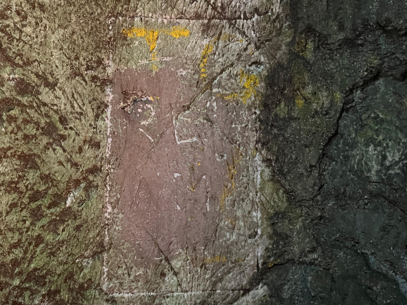 Được khắc trên các tảng đá, nhiều văn tự có bền hơn mấy thế kỷ đã phai nhạt dần. Vì để đảm bảo văn tự không bị mất, trước đó, Ban quản lý phối hợp với các đơn vị liên quan dặm hai lần để lưu giữ.