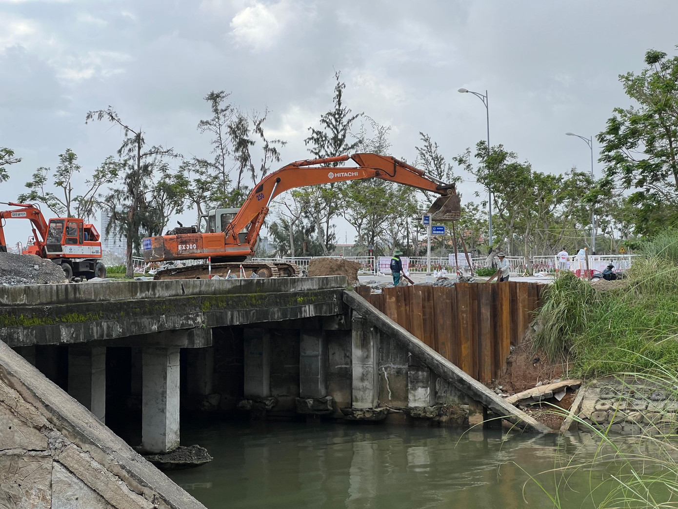 Cuối tuyến đường du lịch biển, các đơn vị vẫn đang khẩn trương khắc phục hố sâu hơn 2 mét nối liền đường lên bán đảo Sơn Trà. Ảnh: Thái Lâm.