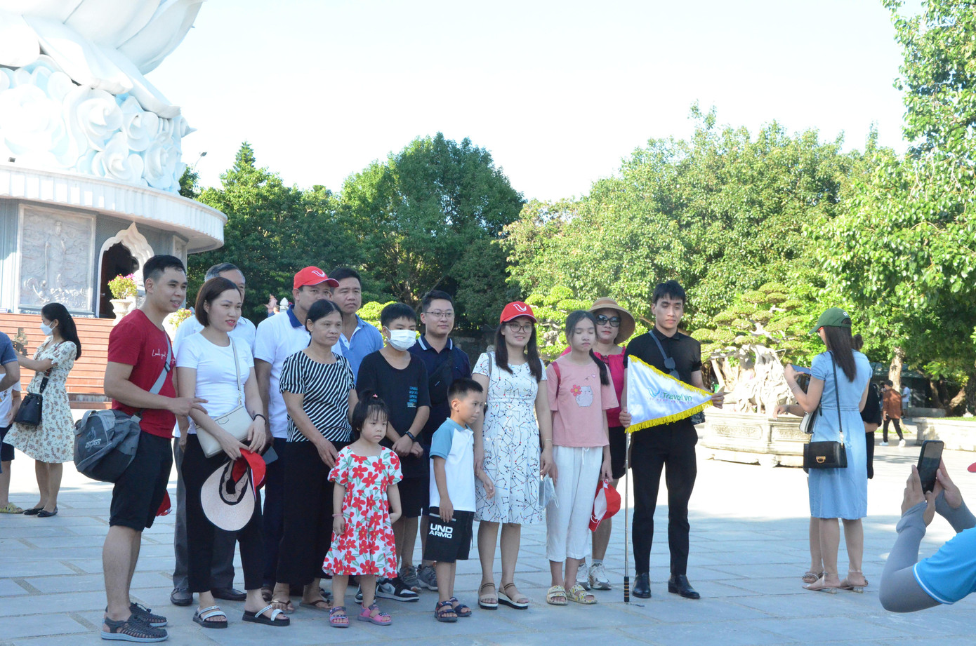 Lượng du khách tham quan tại chùa Linh Ứng chủ yếu là khách đi theo đoàn. Lượng du khách tham quan tại chùa Linh Ứng chủ yếu là khách đi theo đoàn.