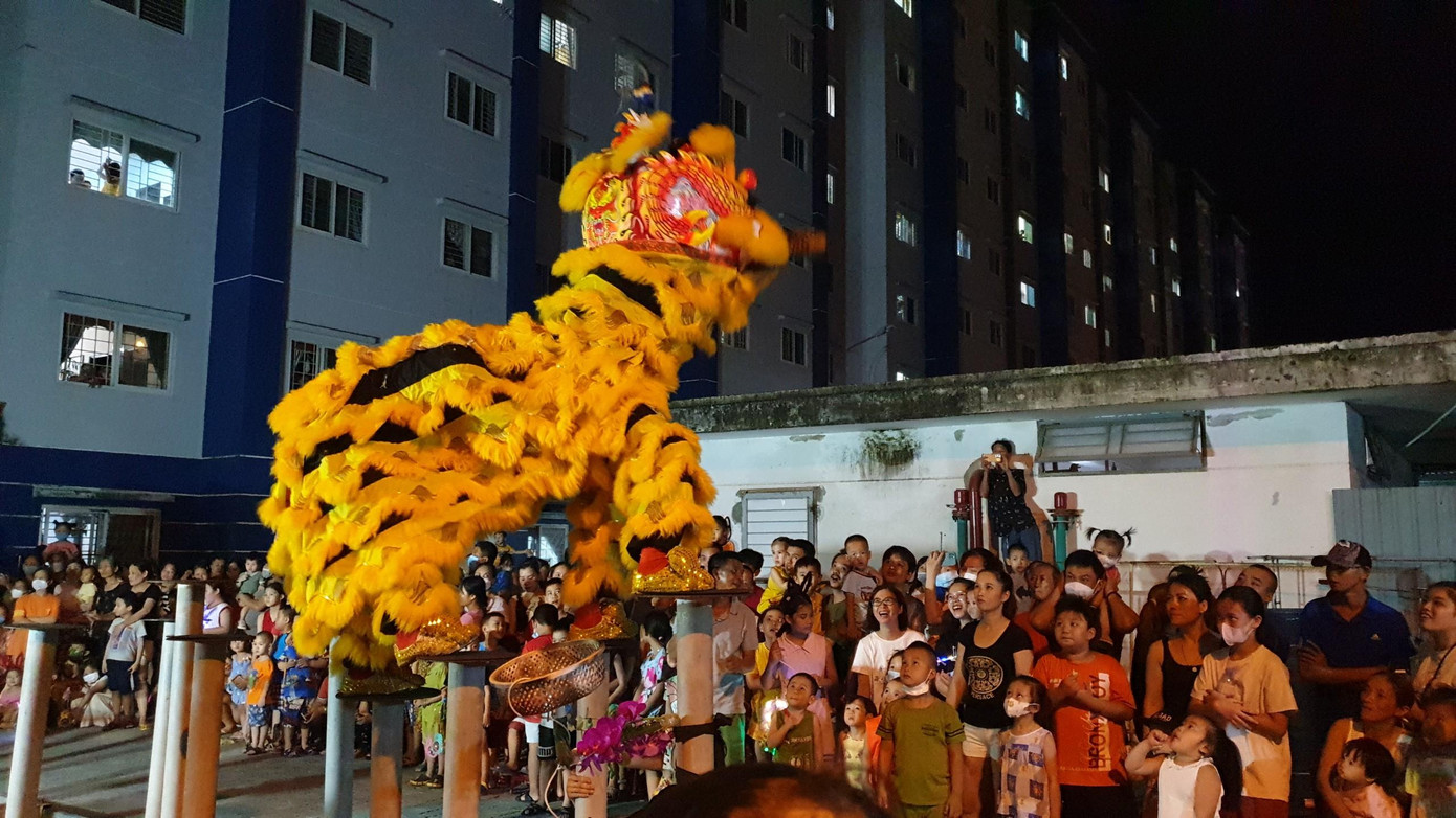 Ngoài việc mời đoàn lân về trình diễn, UBND phường Nại Hiên Đông còn tổ chức tặng lồng đèn, quà bánh, cùng nhiều suất quà cho thiếu nhi trên địa bàn phường. Ngoài việc mời đoàn lân về trình diễn, UBND phường Nại Hiên Đông còn tổ chức tặng lồng đèn, quà bánh, cùng nhiều suất quà cho thiếu nhi trên địa bàn phường.