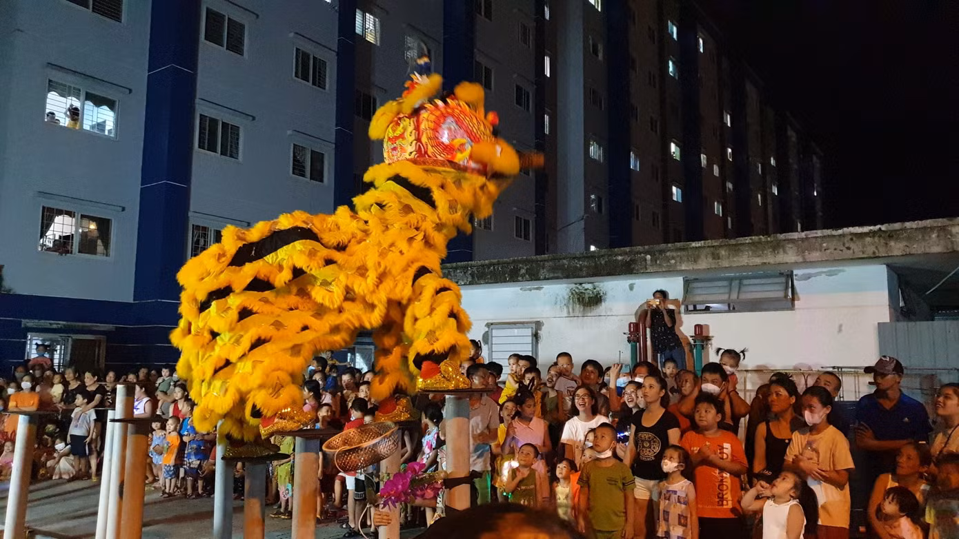 Ngoài việc mời đoàn lân về trình diễn, UBND phường Nại Hiên Đông còn tổ chức tặng lồng đèn, quà bánh, cùng nhiều suất quà cho thiếu nhi trên địa bàn phường.