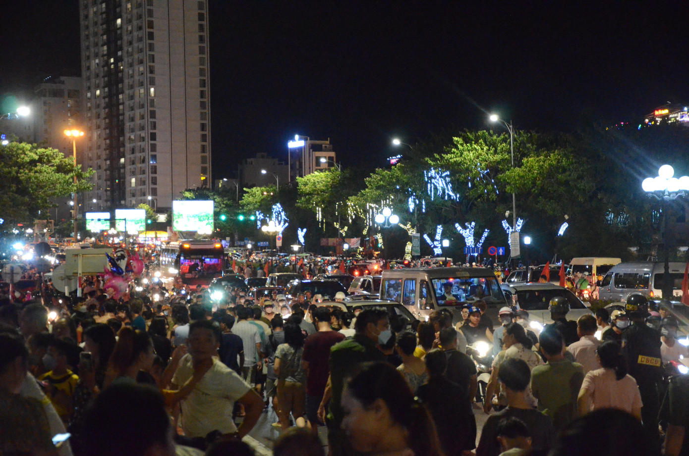 Vì lượng khách quá đông nên đoạn đường qua cầu Rồng kẹt cứng.