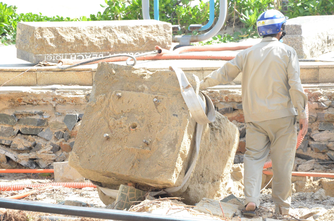 Ghi nhận sáng 2/11, các lực lượng chức năng vẫn đang tích cực khắc phục sạt lở. Liên quan đến đường dây điện, đường ống nước nên việc khắc phục cần thời nhiều thời gian. Ảnh: Thái Lâm.