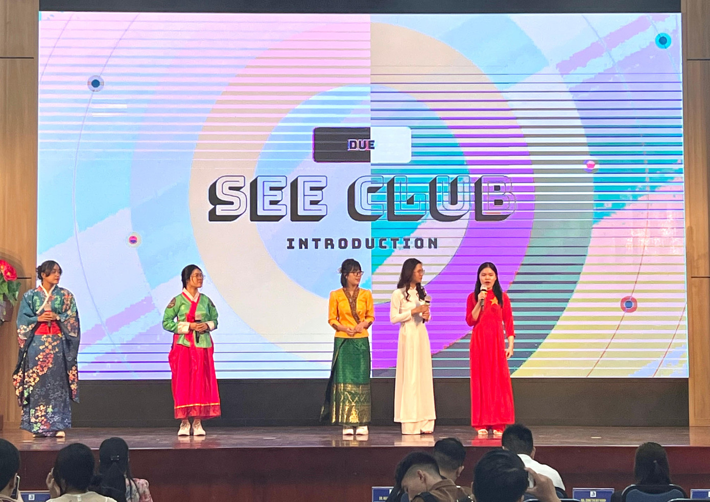 Các đội thi tự tin thể hiện quan điểm về các vấn đề trong trong phần thi. Ảnh: Thái Lâm