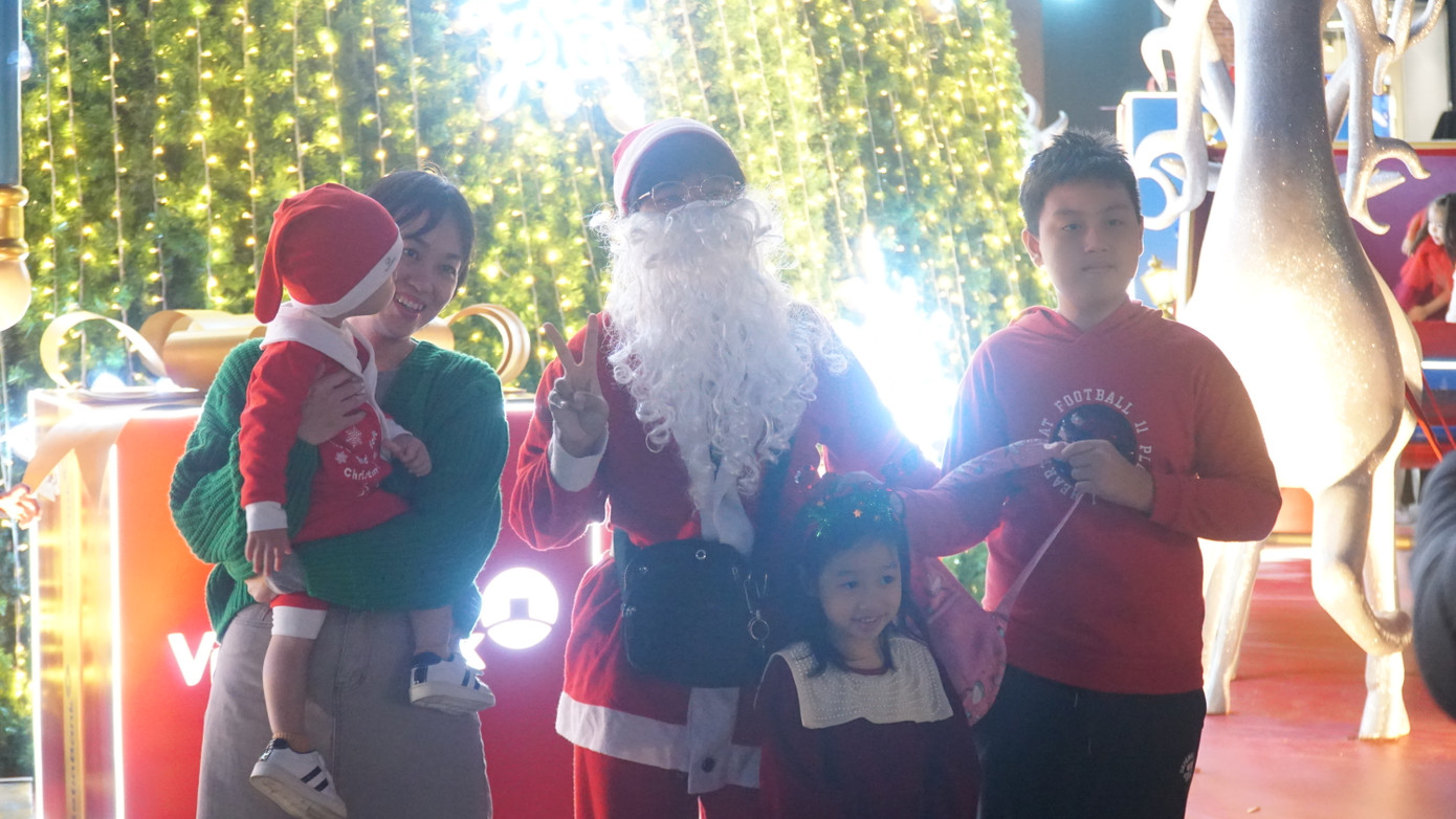 Sau 2 năm dịch COVID-19, Noel là dịp để các em nhỏ ra đường hòa cùng niềm vui với gia đình, bạn bè. Sau 2 năm dịch COVID-19, Noel là dịp để các em nhỏ ra đường hòa cùng niềm vui với gia đình, bạn bè.