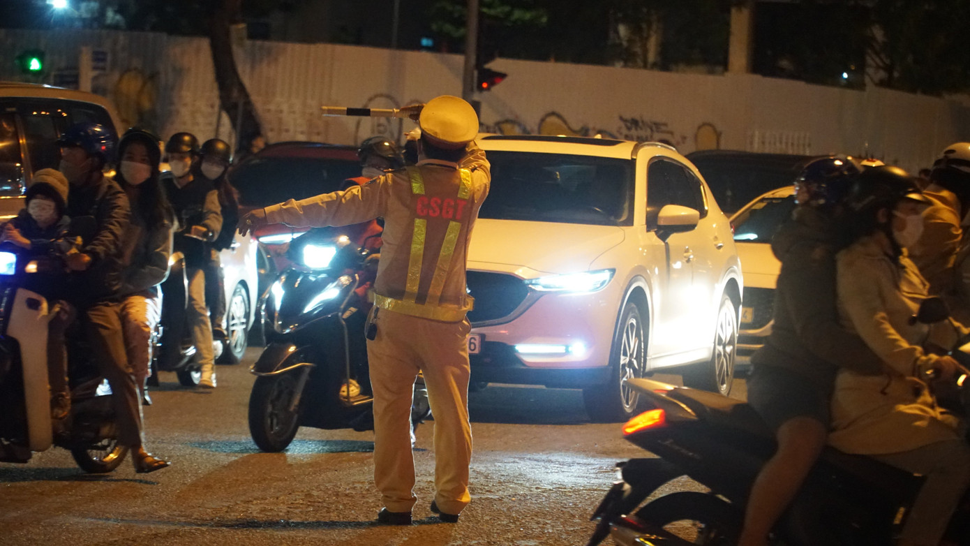 CSGT vất vả điều tiết giao thông trên mọi tuyến đường lớn. Ảnh: Thái Lâm CSGT vất vả điều tiết giao thông trên mọi tuyến đường lớn. Ảnh: Thái Lâm