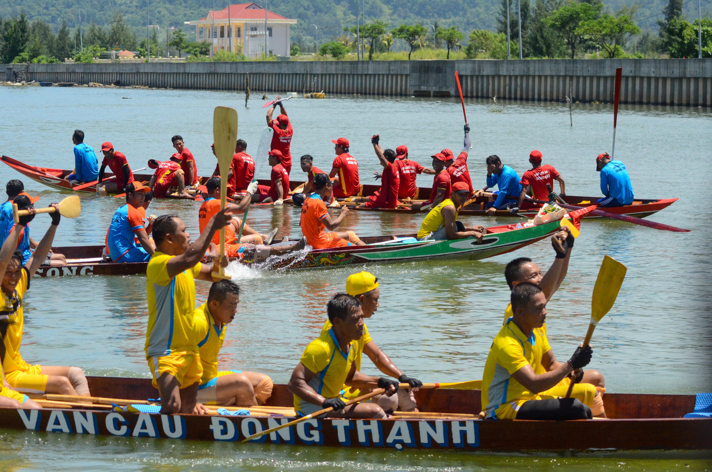 Qua hai giải đua, các đội tuyển chính thức cán đích với niềm vui hưng phấn. Vui vì không chỉ đạt giải mà còn hân hoan khi giữ được lễ hội truyền thống của cha ông truyền lại.