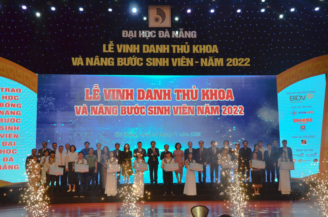 Năm 2022, đánh dấu hành trình 10 năm hoạt động Vinh danh thủ khoa và nâng bước sinh viên được ĐH Đà Nẵng tổ chức. Ảnh: Thái Lâm.