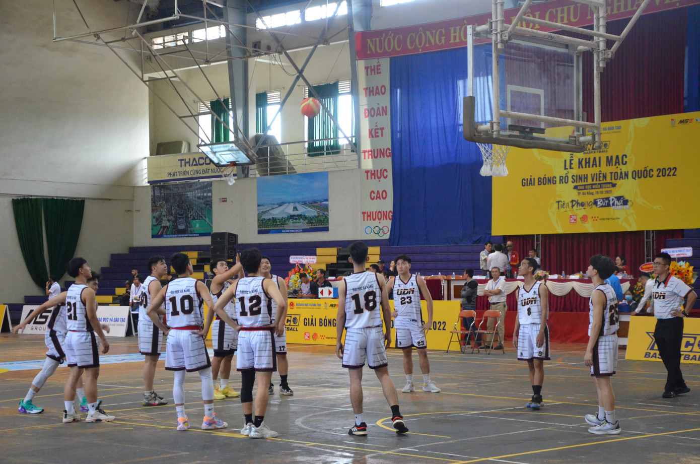 Các đội bóng khởi động trước khi thi đấu trận đầu tiên. Ảnh: Thái Lâm. Các đội bóng khởi động trước khi thi đấu trận đầu tiên. Ảnh: Thái Lâm.