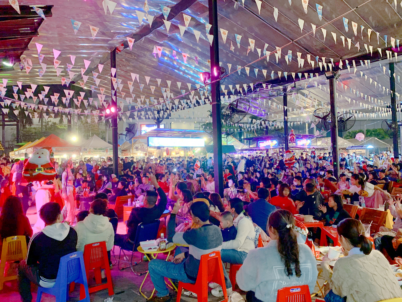 Không chỉ khu ăn uống chật kín, khu âm nhạc cũng được đông đảo du khách quan tâm.