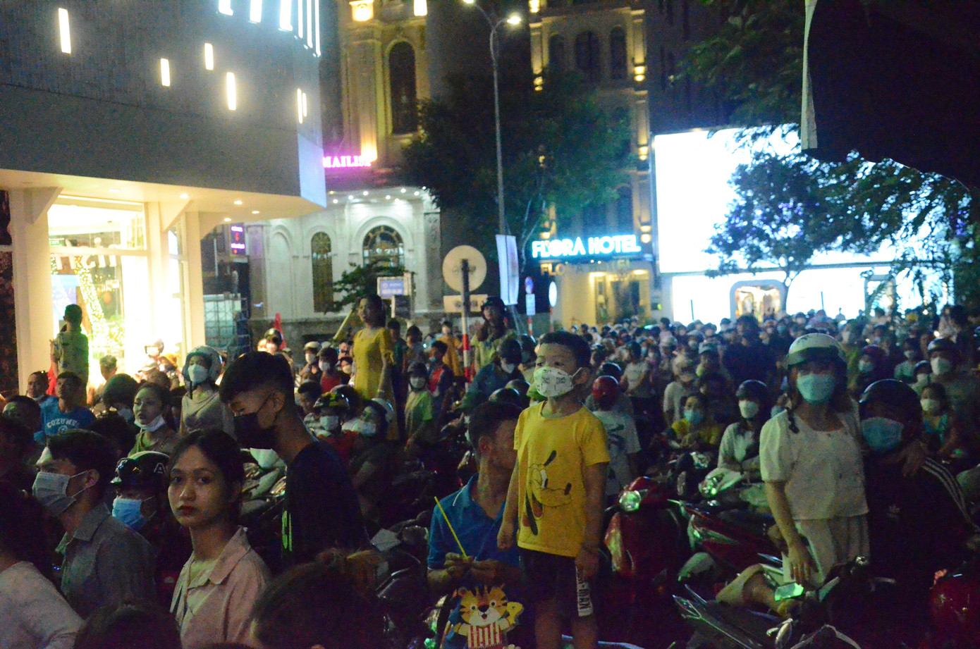 20 giờ tối, hàng trăm người chen chúc nhau xem múa lân ở góc đường Nguyễn Văn Linh (quận Hải Châu). Gia đình anh Lê Đình Thêm (trú phường Thạch Thang) chia sẻ, nhà có con nhỏ dù biết đường xá dịp này đông đúc nhưng gia đình vẫn cố gắng cho cháu đi xem vì muốn con biết về ý nghĩa của rằm tháng Tám. 20 giờ tối, hàng trăm người chen chúc nhau xem múa lân ở góc đường Nguyễn Văn Linh (quận Hải Châu). Gia đình anh Lê Đình Thêm (trú phường Thạch Thang) chia sẻ, nhà có con nhỏ dù biết đường xá dịp này đông đúc nhưng gia đình vẫn cố gắng cho cháu đi xem vì muốn con biết về ý nghĩa của rằm tháng Tám.