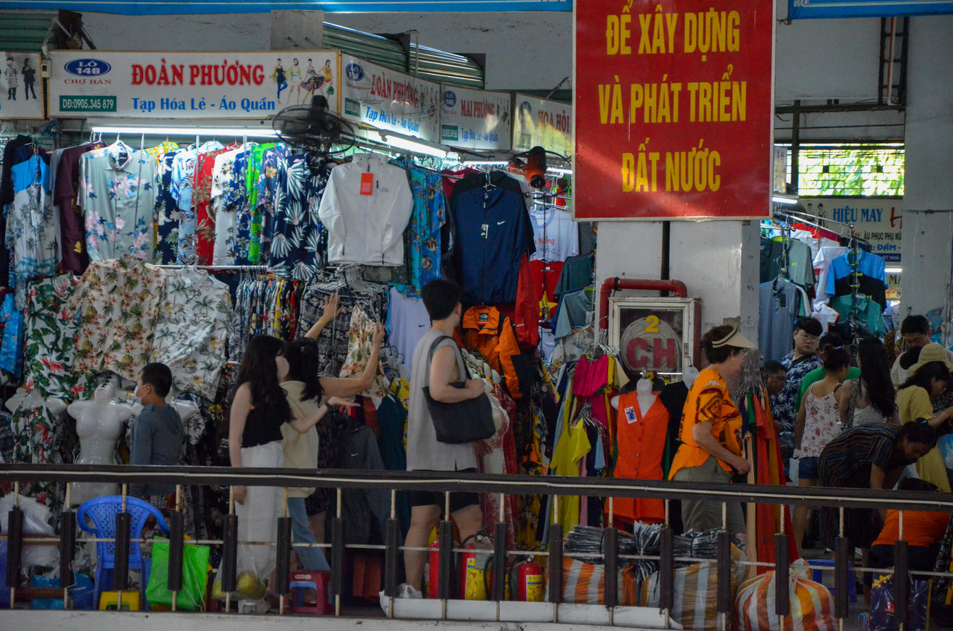 Khác với chợ Cồn, chợ Hàn chủ yếu đón du khách nước ngoài