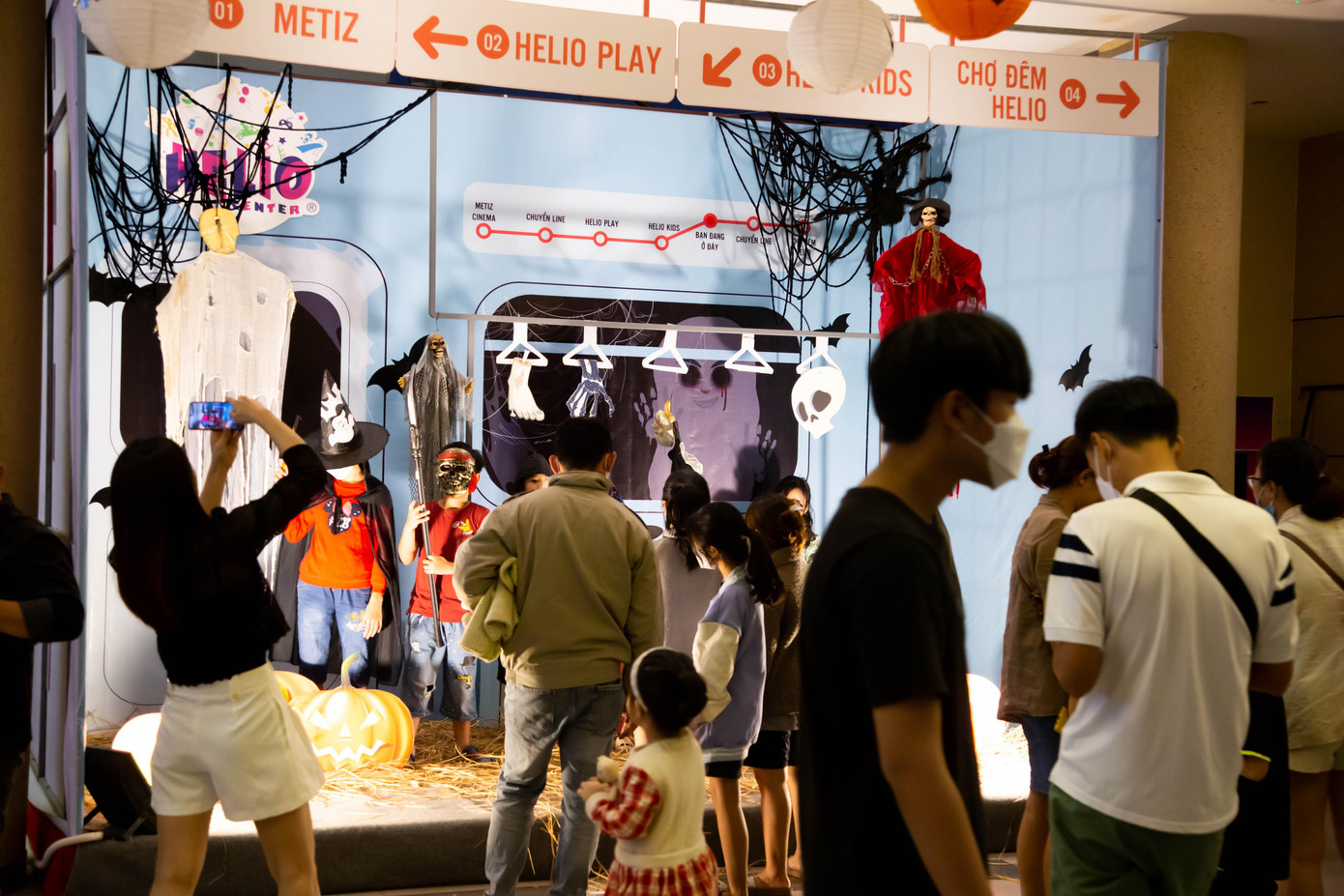 Tại khu vui chơi lớn nhất của giới trẻ Đà Nẵng, nhiều gia đình đưa trẻ em đổ về đây vì có tiểu cảnh Hallowen đẹp và đặc sắc.
