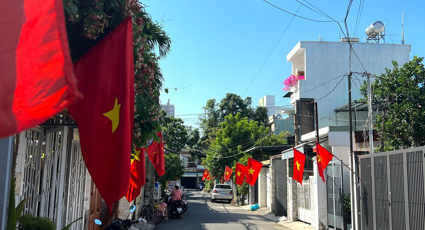Cờ tung bay tại hẻm đường Phạm Cự Lượng (quận Sơn Trà).