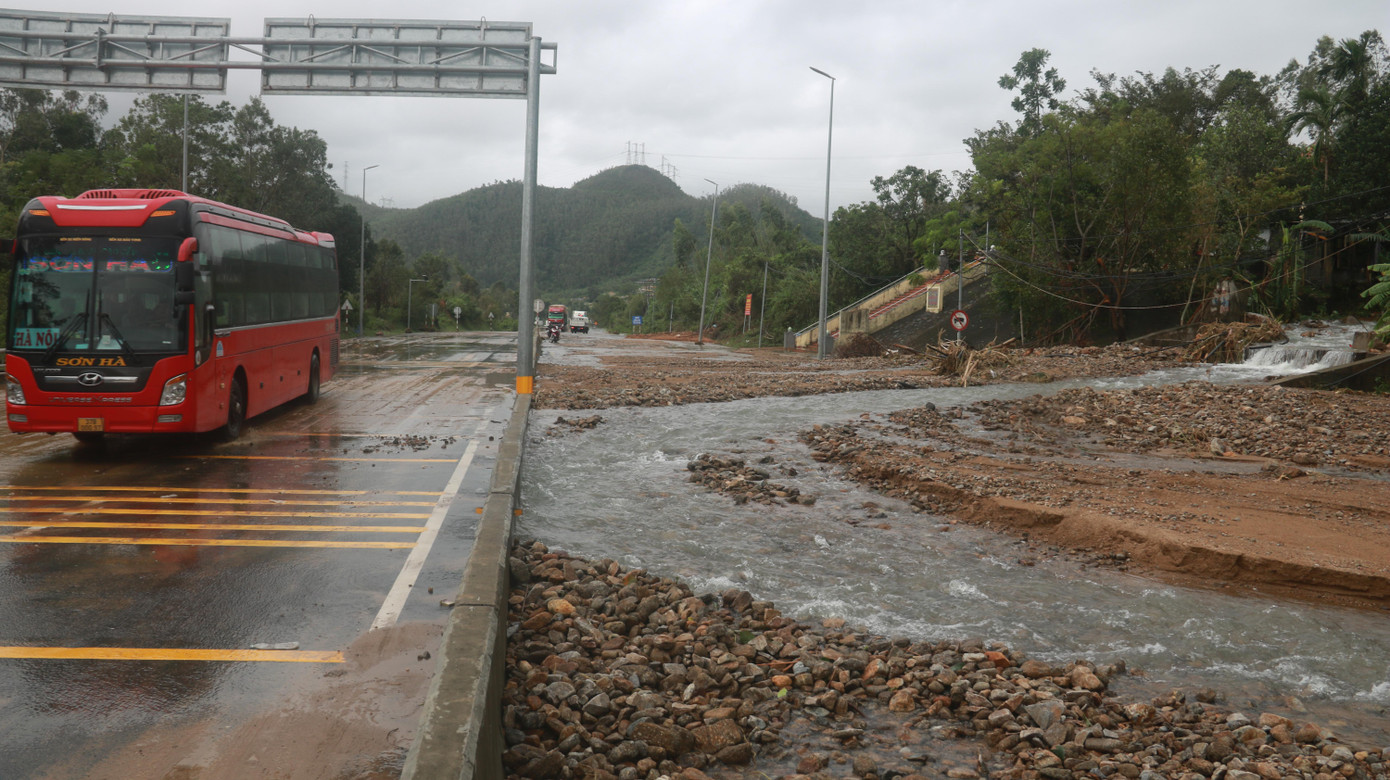 Một chiều đường tránh hầm Hải Vân bị tê liệt. Hiện đất đá vẫn ngổn ngang, nước lũ từ trên thượng nguồn vẫn chảy mạnh.
