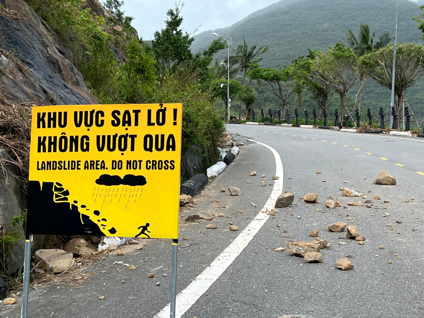 Ngoài ra, tuyến đường Tiên Sa có nhiều điểm sạt lở hiện nay chưa xử lý xong, xe không lưu thông được. Ban quản lý giăng dây cảnh báo, đồng thời đóng barie không cho khách tham quan tại bán đảo Sơn Trà.