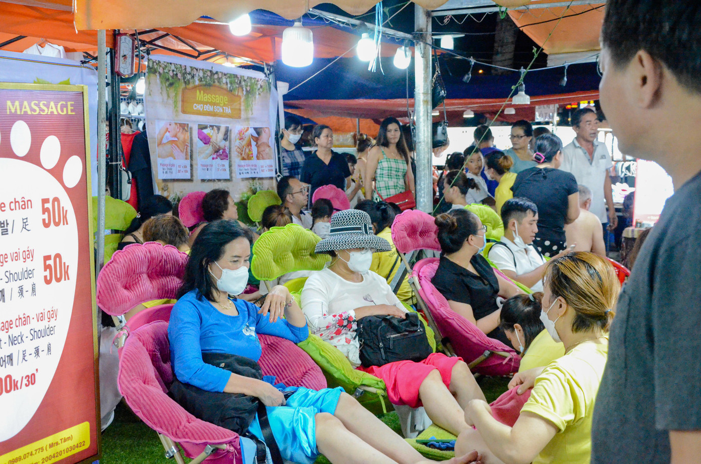 Du khách Hàn Quốc trải nghiệm massage chân.