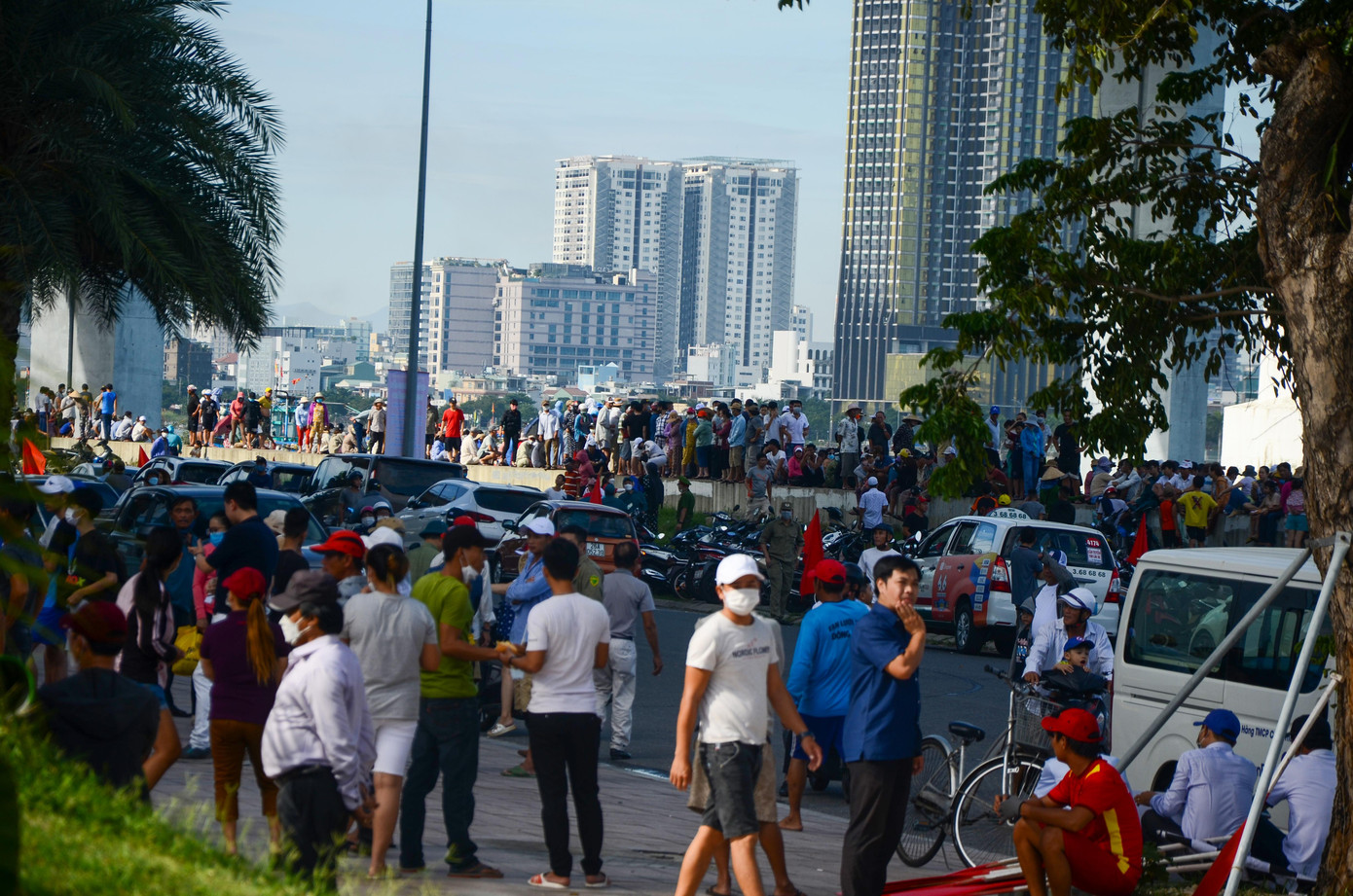 Giải đua thu hút hàng nghìn khán giả là người dân và du khách tới xem và cổ vũ. Chị Lê Thị Tâm (ngư dân phường Nại Hiên Đông), chia sẻ: &quot;Sáng nay tôi cùng gia đình nghỉ đi đánh cá một hôm để đi xem hội và cổ vũ cho đội nhà. Tôi rất vui khi phường và ngư dân tổ chức buổi lễ hội này&quot;.