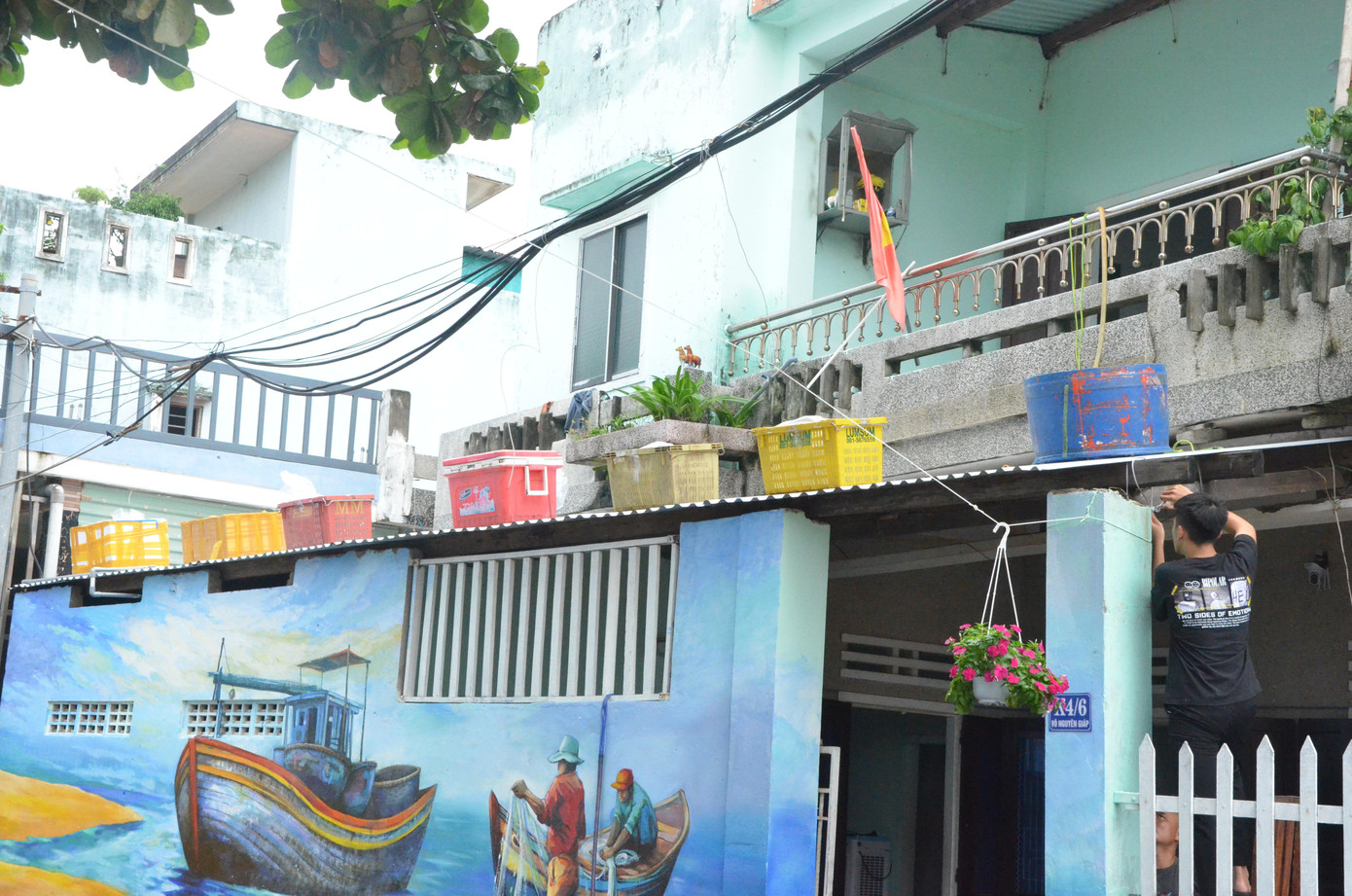 Thùng xốp, xô nhựa, bao bì,... đó là những vật dụng mà các hộ dân ở Đà Nẵng dùng để đè mái tôn, gia cố trước cơn bão Noru đổ bộ .