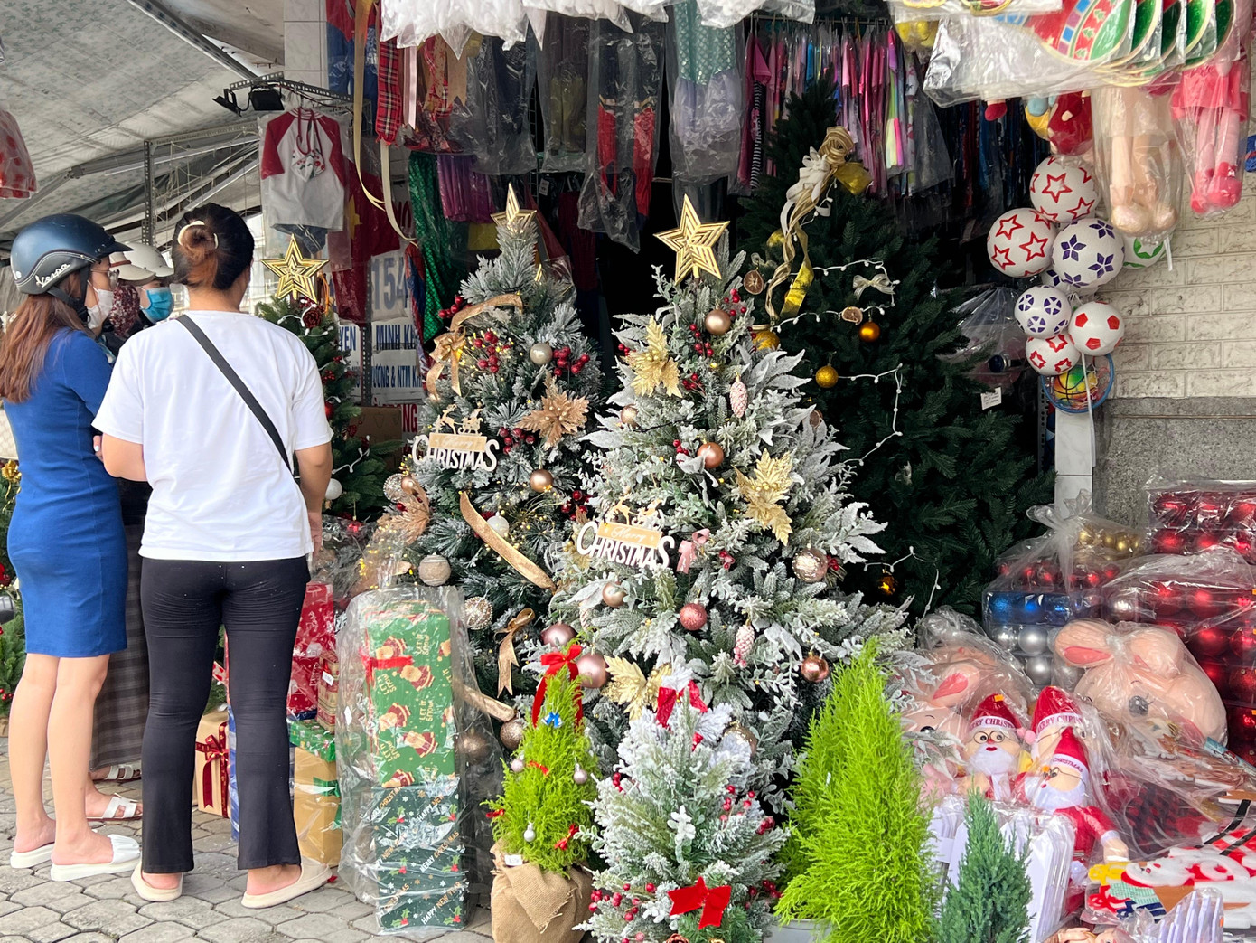 Ghi nhận tại Đà Nẵng, nhiều cửa hàng bán đồ trang trí Noel trở thành điểm thu hút người dân đến mua sắm, chụp ảnh sớm.