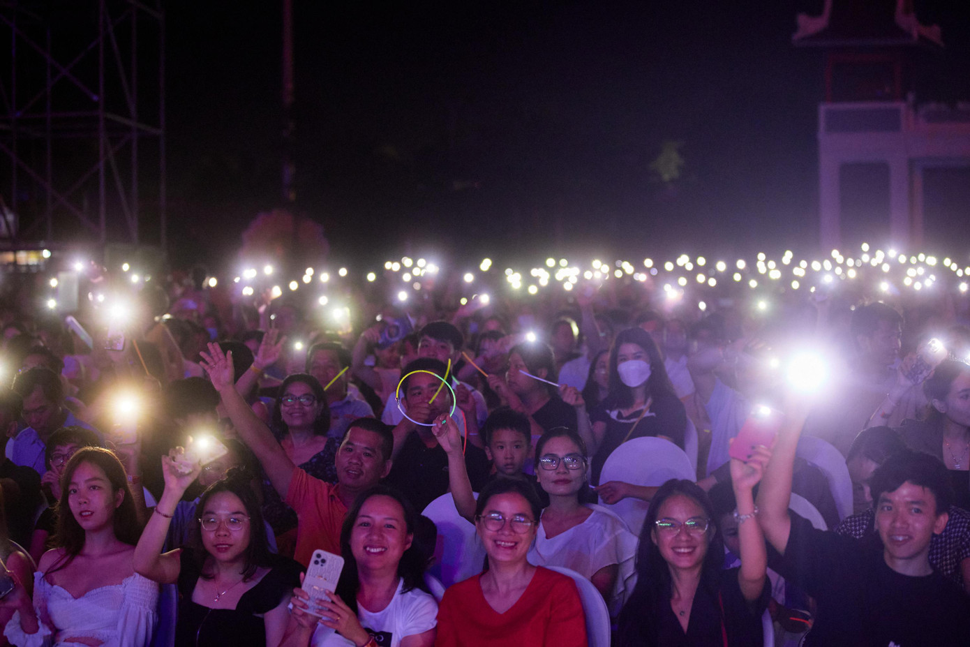 Khán giả hào hứng hòa mình vào không khí lễ hội và pháo hoa tại Đà Nẵng. Khán giả hào hứng hòa mình vào không khí lễ hội và pháo hoa tại Đà Nẵng.
