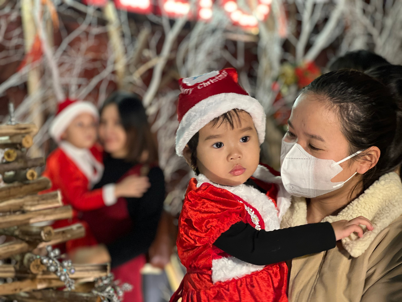 Nhiều em nhỏ trong bộ đồ ông già Noel theo chân bố mẹ xuống đường dạo phố. Nhiều em nhỏ trong bộ đồ ông già Noel theo chân bố mẹ xuống đường dạo phố.