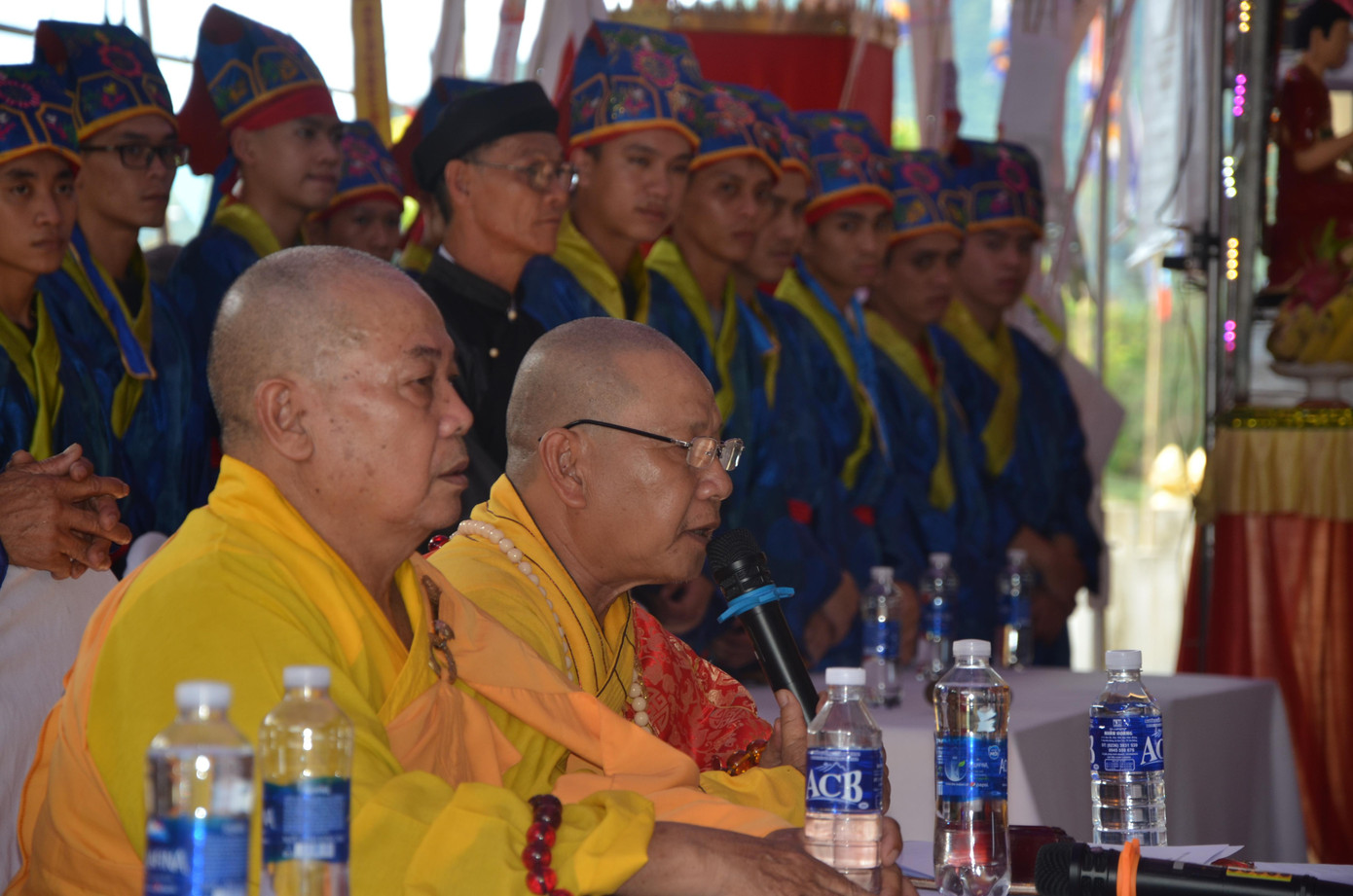 Buổi lễ có sự góp mặt của chính quyền địa phương, sư thầy cùng hàng trăm ngư dân địa phương tại cửa khẩu sông Hàn.