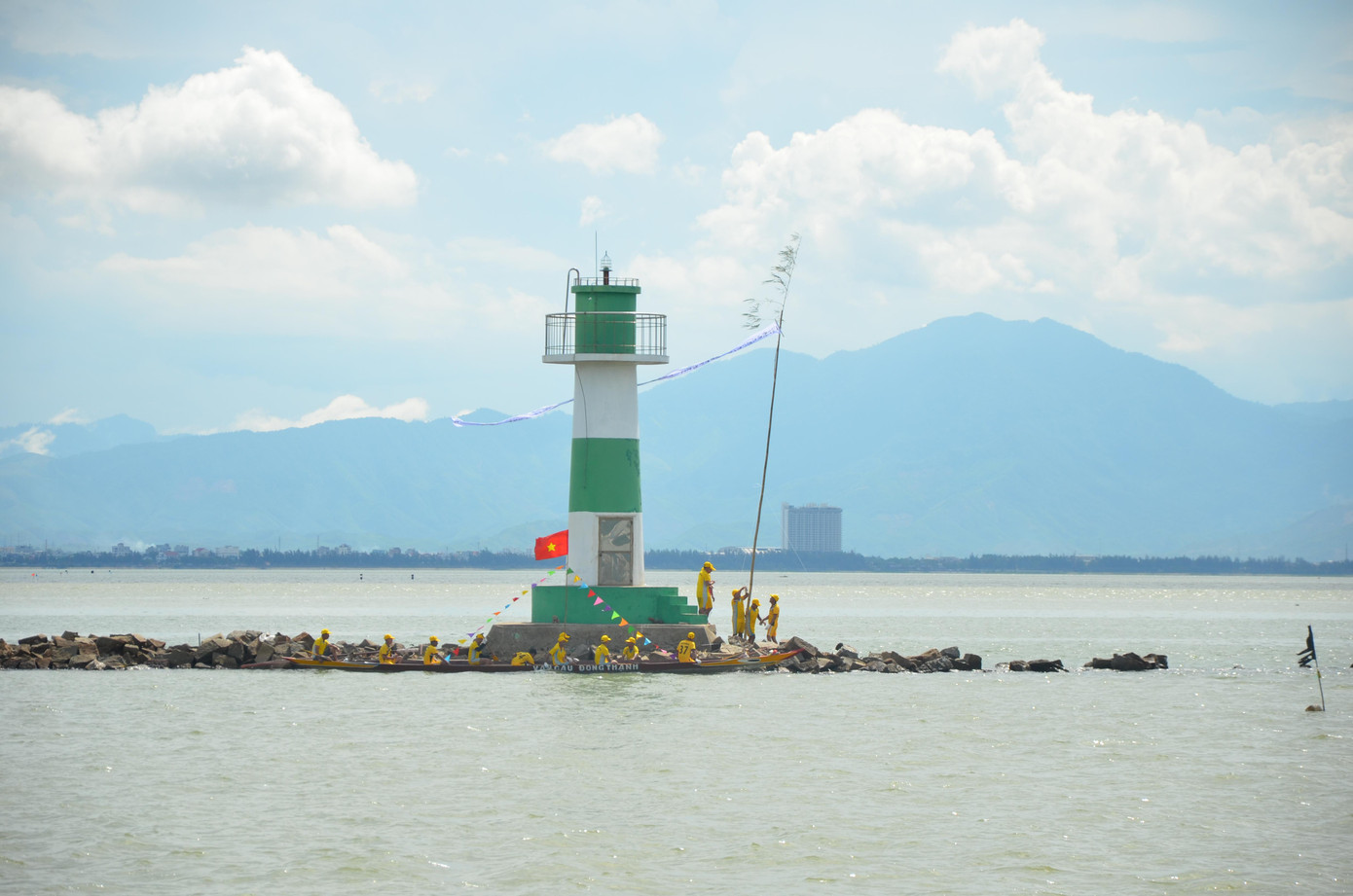 Lễ hội không chỉ gìn giữ văn hóa truyền thống, phục vụ du lịch, góp phần phát huy bản sắc văn hóa đặc trưng của vùng biển Sơn Trà mà còn giới thiệu hình ảnh quê hương, truyền thống văn hóa, con người vùng biển Sơn Trà đến với du khách. Trong ảnh: Ngư dân dựng cờ tại điểm giao giữa cửa sông và cửa biển sông Hàn.